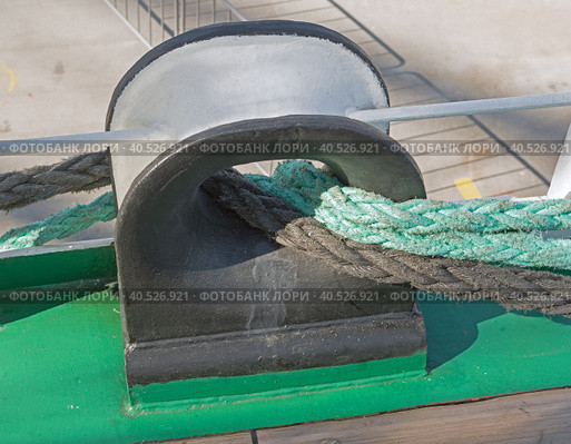 Морские канаты для обеспечения швартовки судна. Knot on a bollard of a boat. Стоковое фото, фотограф Татьяна Д / Фотобанк Лори