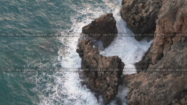 Морские волны разбиваются о скалы. Стоковое видео, видеограф  Сергей Фомин / Фотобанк Лори
