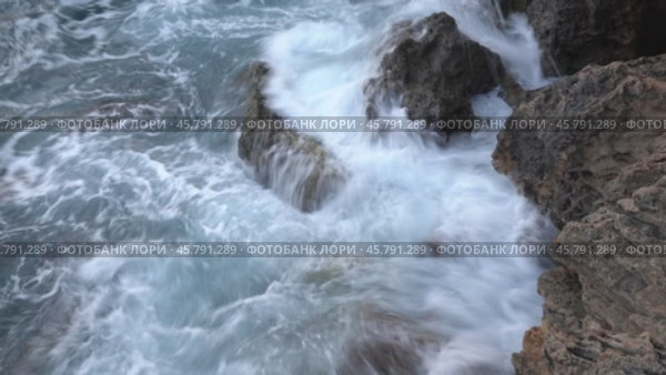 Морские волны разбиваются о скалы. Стоковое видео, видеограф  Сергей Фомин / Фотобанк Лори