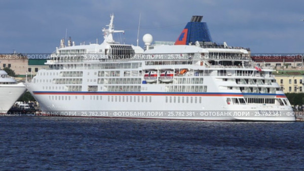 Морское круизное судно Europa пришвартовано на набережной Лейтенанта Шмидта в Санкт-Петербурге (2016 год). Редакционное видео, видеограф Сергей Дубров / Фотобанк Лори