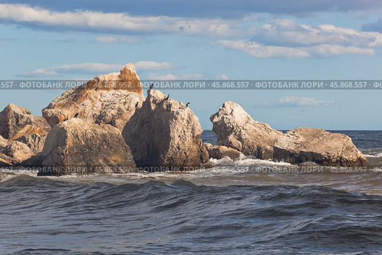 Морской пейзаж с Крабьим островом у мыса Хыс-Куле-Бурун в курортном городе Судаке, Крым, Россия (2023 год). Стоковое фото, фотограф Николай Мухорин / Фотобанк Лори