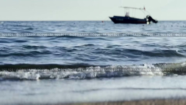 Морской прибой и лодка на заднем плане. Концепция моря. Стоковое видео, видеограф Ярославский Максим / Фотобанк Лори