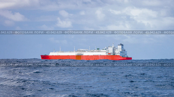 Морской танкер-газовоз находится в пути по бурным водам Южного океана (2024 год). Стоковое фото, фотограф Олег Елагин / Фотобанк Лори