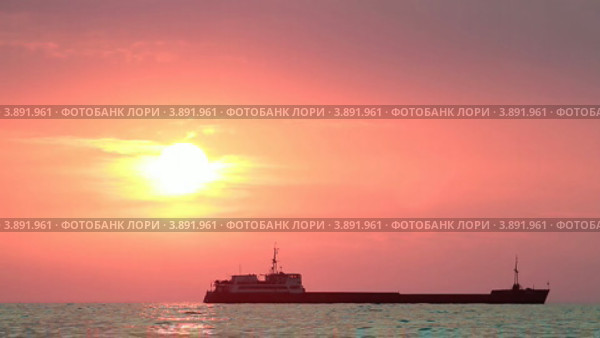 Морской закат и баржа. Стоковое видео, видеограф Сергей Черных / Фотобанк Лори