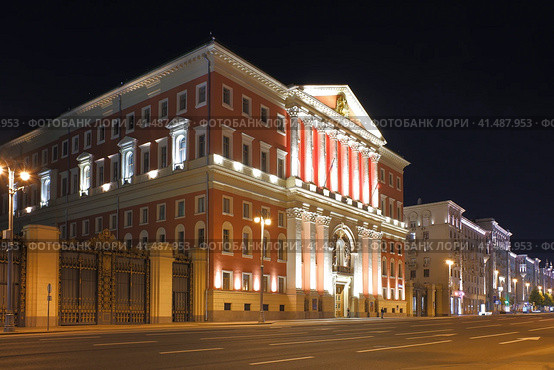 Moscow - August 7, 2023. Building of Moscow City Hall, the former Mossovet, in Tverskaya street in the center of Moscow. Summer night view. Редакционное фото, фотограф Александр Кузнецов / Фотобанк Лори