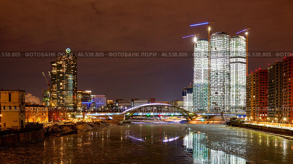 Moscow February 22 2025, Archi railway bridge for the III and IV paths of the Smolensk direction at night with illumination and a reflection on ice. The total length of the new bridge is 213 meters. Редакционное фото, фотограф Скрипачев Антон / Фотобанк Лори