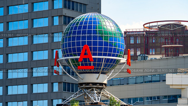 Moscow July 25 2025, Alfa Bank logo a recognizable blue globe displayed prominently outside the bank. Редакционное фото, фотограф Скрипачев Антон / Фотобанк Лори