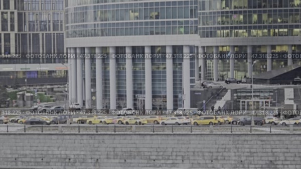 Moscow March 23 2025, A large building with many windows and a lot of cars parked in front of it. Редакционное видео, видеограф Скрипачев Антон / Фотобанк Лори