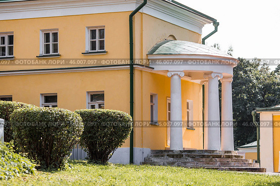 Moscow region, Leninskie Gorki, August 23, 2024. The Lenin Historical Museum-Reserve "Gorki" is the museum of V. I. Lenin, where the Soviet leader died in 1924. The architecture of the park on a summer day. Редакционное фото, фотограф Photojuli / Фотобанк Лори