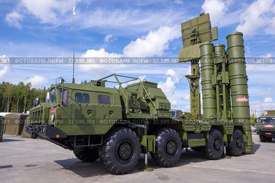MOSCOW REGION, RUSSIA - AUGUST 25, 2020: Launcher of S-400 Triumph anti-aircraft missile system. Military-technical international forum "Army-2020" Редакционное фото, фотограф Виктор Карасев / Фотобанк Лори