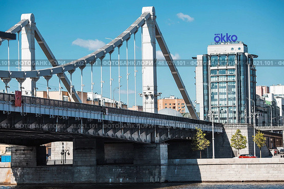 MOSCOW, RUSSIA - APRIL 28, 2025: Crimean Bridge on a summer day. Muzeon Park. Urban landscape. Редакционное фото, фотограф Photojuli / Фотобанк Лори