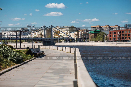 MOSCOW, RUSSIA - APRIL 28, 2025: Crimean Bridge on a summer day. Muzeon Park. Urban landscape. Стоковое фото, фотограф Photojuli / Фотобанк Лори