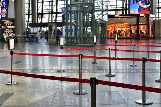 Moscow, Russia - April 4. 2018. belt guardrails in Vnukovo airport. Редакционное фото, фотограф Володина Ольга / Фотобанк Лори
