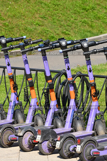 Moscow, Russia - Aug 04. 2023 Short-term rental service for electric scooters Urent. Редакционное фото, фотограф Володина Ольга / Фотобанк Лори
