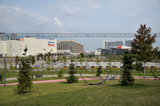 Moscow, Russia, August 28, 2021:  View of shopping and entertainment center Aviapark from Khodynskoye field - Moscow park in southern part of historic area of same name. Редакционное фото, фотограф Алексей Антипов / Фотобанк Лори