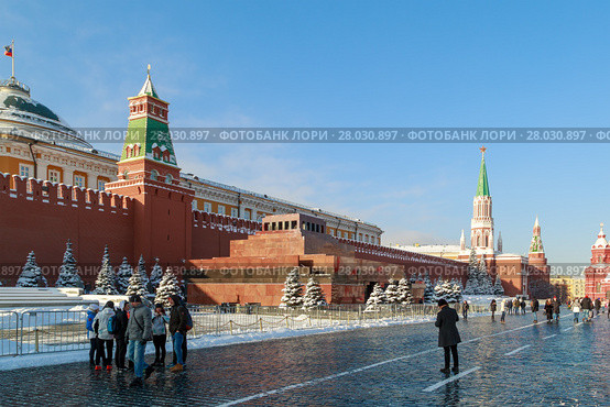 MOSCOW, RUSSIA, FEBRUARY 01, 2018: Tourists from different countries are walking along the Red Square near Lenin's Mausoleum and the Kremlin wall. Редакционное фото, фотограф Олег Белов / Фотобанк Лори