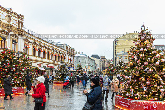 MOSCOW, RUSSIA - January 3, 2021: New Year's colorful trees in front of the Central Department Store in Moscow on Kuznetsky Most. Редакционное фото, фотограф Ольга Сейфутдинова / Фотобанк Лори