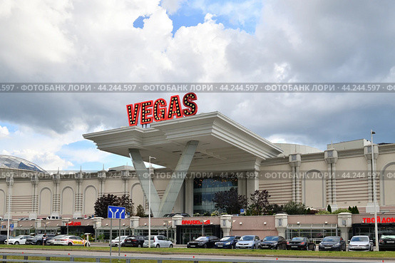 Moscow, Russia - July 22. 2021. View of Shopping center Vegas Crocus City Kuntsevo (2024 год). Редакционное фото, фотограф Володина Ольга / Фотобанк Лори