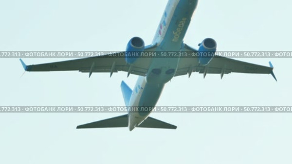Moscow, Russia - June 17, 2025: Jet airliner climbing after takeoff against a white sky. Редакционное видео, видеограф Mikhail Davidovich / Фотобанк Лори