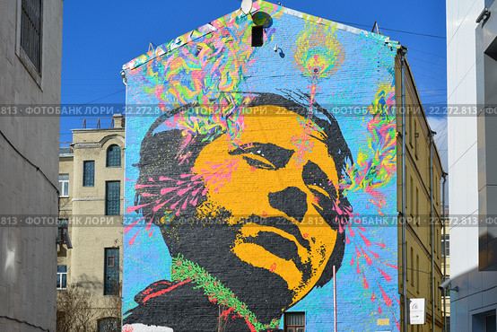 Moscow, Russia - March 14, 2016. Graffiti on facade of residential building at street Mashkov. Редакционная иллюстрация, иллюстратор Володина Ольга / Фотобанк Лори