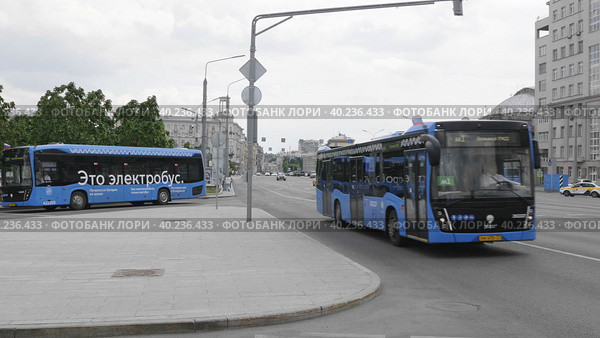 MOSCOW, RUSSIA - MAY 22, 2022: Electrobus goes down the prospekt street in Moscow, side view. Стоковое фото, фотограф Фотограф / Фотобанк Лори