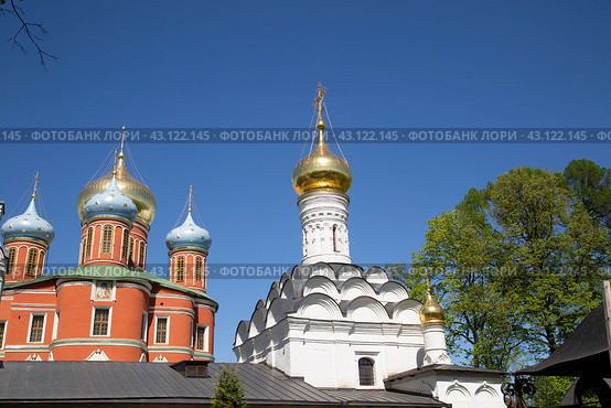 Moscow, Russia, May 3, 2024, Donskoy Monastery and Donskoye Cemetery in Moscow. Редакционное фото, фотограф Александр Поташев / Фотобанк Лори