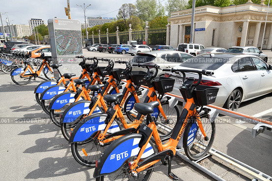 Moscow, Russia - May 9. 2024. Velobike - city bike rental with VTB Bank logo on the Garden Ring street. Редакционное фото, фотограф Володина Ольга / Фотобанк Лори