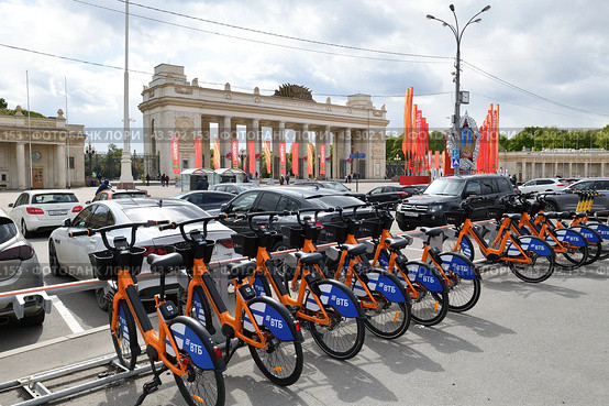 Moscow, Russia - May 9. 2024. Velobike - city bike rental with VTB Bank logo near Gorky Park. Редакционное фото, фотограф Володина Ольга / Фотобанк Лори