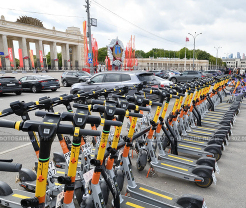 Moscow, Russia - May 9. 2024. Whoosh scooter sharing near Gorky Park. Редакционное фото, фотограф Володина Ольга / Фотобанк Лори