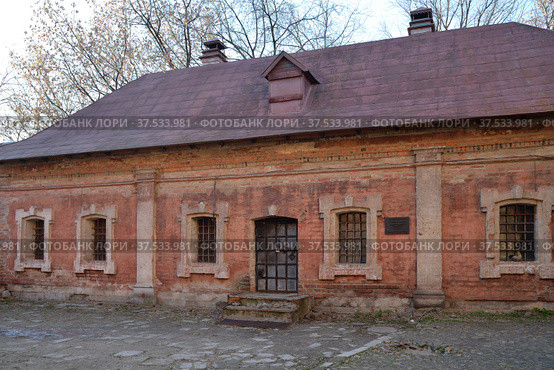Moscow, Russia, November 10, 2021:  Embankment chambers of 18th century on territory of Krutitsky courtyard, Krutitsy Patriarchal Metochion  (13th century) Стоковое фото, фотограф Алексей Антипов / Фотобанк Лори
