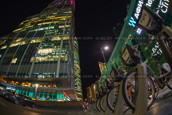 Moscow, Russia - October 1, 2019: Working day had been finished, people leave offices in MIBC (Moscow International Business Center). Workout time. Autumn business concepts. Fish-Eye technique/ lens. Редакционное фото, фотограф YuryKara / Фотобанк Лори