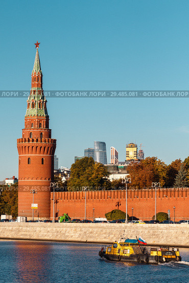 MOSCOW, RUSSIA - October 11, 2018: The Moscow river, the Kremlin and skyscrapers of the International business center Moscow City (background) in the sunny summer morning. Редакционное фото, фотограф Николай Чутчиков / Фотобанк Лори