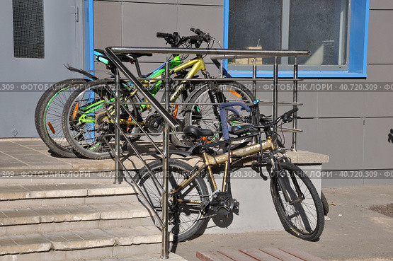 Moscow, Russia - Sept 8. 2021. Unorganized bicycle parking on steps in front of the building in Zelenograd (2000 год). Редакционное фото, фотограф Володина Ольга / Фотобанк Лори