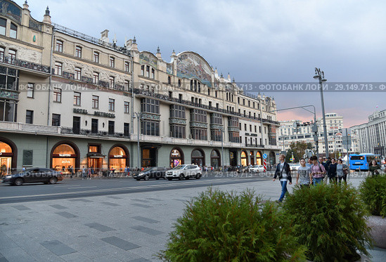 Moscow, Russia - September 22. 2018. Theatrical passage and hotel Metropol. Редакционное фото, фотограф Володина Ольга / Фотобанк Лори