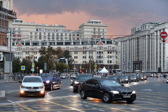 Moscow, Russia - September 22. 2018. traffic on theatrical passage one of main streets of capital. Редакционное фото, фотограф Володина Ольга / Фотобанк Лори