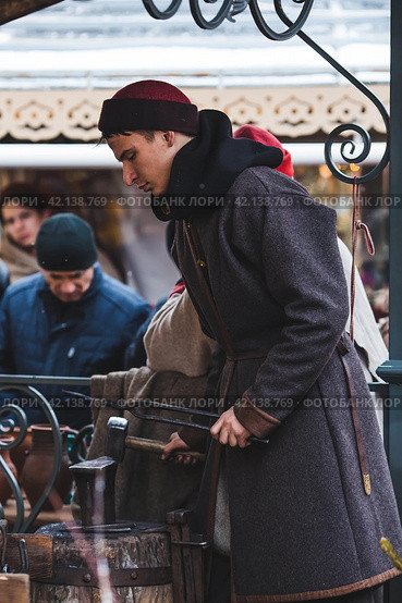 Moscow seasons. A traditional craft. Blacksmith's work with metal. Russian traditions. Hammer and anvil. Moscow. Russia (2023 год). Редакционное фото, фотограф Photojuli / Фотобанк Лори