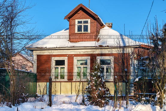 Московская область, город Верея, старый деревенский дом солнечным зимним днём. Редакционное фото, фотограф glokaya_kuzdra / Фотобанк Лори