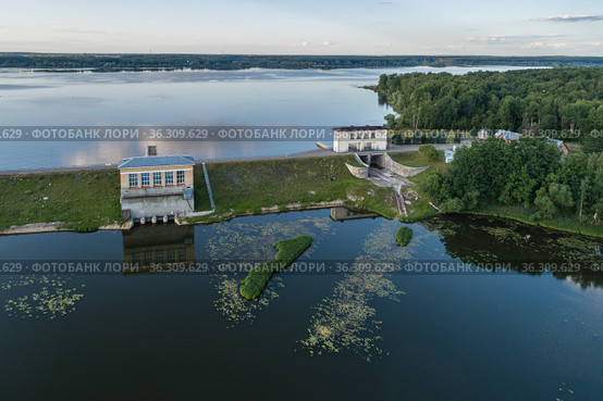 Московская область, Можайское водохранилище, плотина в устье реки Колочь (2021 год). Редакционное фото, фотограф glokaya_kuzdra / Фотобанк Лори
