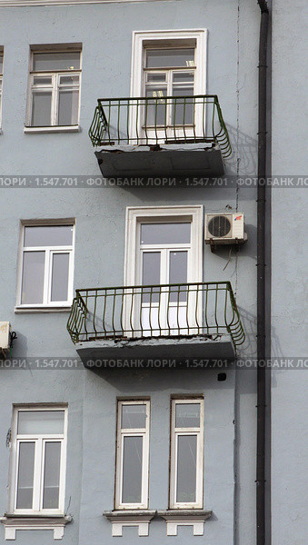 Московские балконы. Дом у спорткомплекса "Олимпийский" (2010 год). Редакционное фото, фотограф Ярослав Каминский / Фотобанк Лори