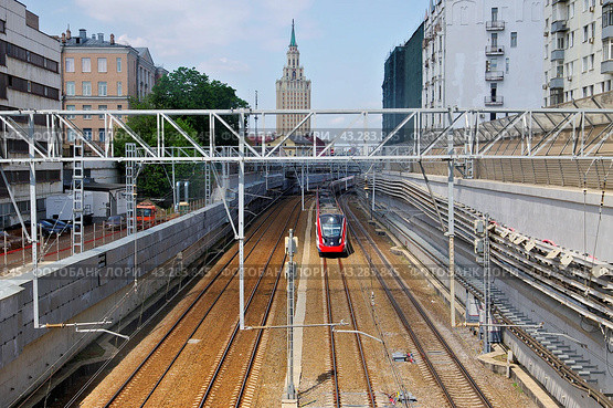 Московские центральные диаметры (МЦД) в районе Басманного тупика. Город Москва (2024 год). Редакционное фото, фотограф Илюхина Наталья / Фотобанк Лори
