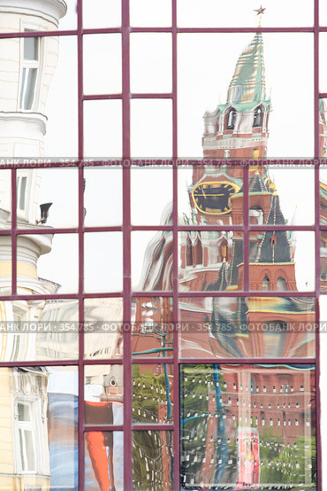 Московский Кремль в отражении (2008 год). Стоковое фото, фотограф Дмитрий Неумоин / Фотобанк Лори