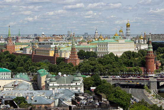 Московский Кремль. Вид со смотровой площадки храма Христа Спасителя. Москва. Редакционное фото, фотограф Елена Орлова / Фотобанк Лори