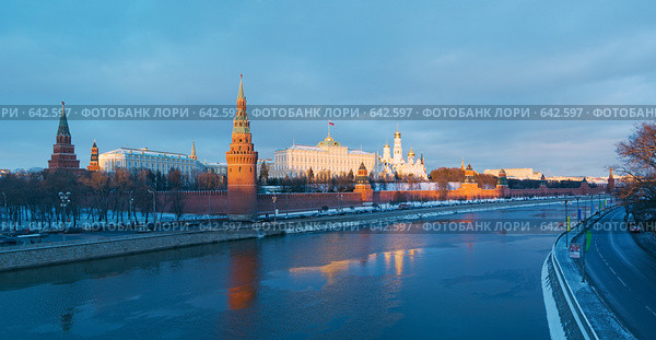 Московский Кремль, закатный свет (2009 год). Стоковое фото, фотограф Давид Мзареулян / Фотобанк Лори