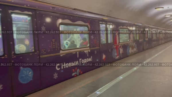 Московский метрополитен, Арбатско-Покровская линия. Тематический поезд "С Новым годом!" на станции "Электрозаводская". Россия, город Москва (2024 год). Редакционное видео, видеограф Щеголева Ольга / Фотобанк Лори