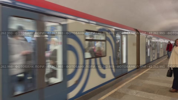 Московский метрополитен, Калужско-Рижская линия. Поезд "Москва" прибывает на станцию "Проспект Мира". Россия, город Москва (2024 год). Редакционное видео, видеограф Щеголева Ольга / Фотобанк Лори