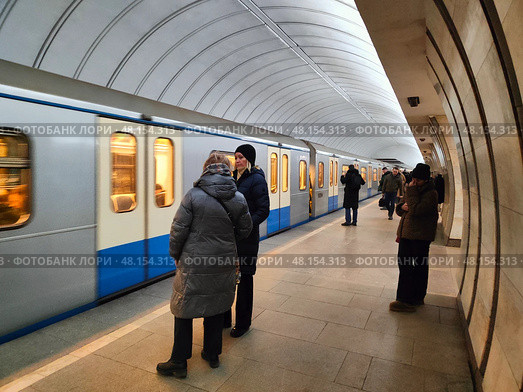 Московское метро. Пассажиры на платформе  и уходящий поезд. Редакционное фото, фотограф Мария Сергеева / Фотобанк Лори