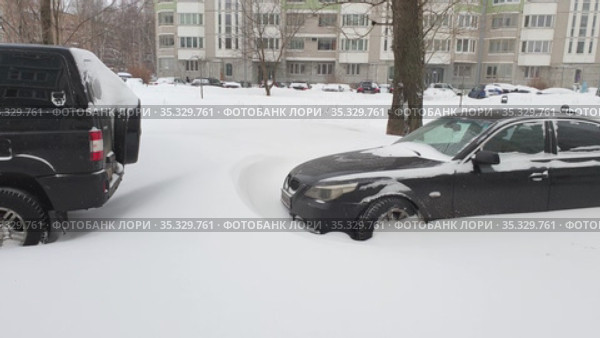Москва, 13.02.2021  Последствия снегопада. Улицы, дворы и машины в сугробах. Редакционное видео, видеограф Мила Демидова / Фотобанк Лори