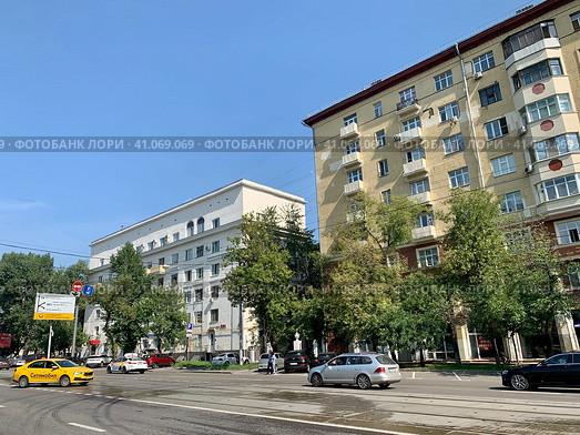 Москва, Абельмановская улица летом в ясную погоду. Дома 7, 5 (2021 год). Редакционное фото, фотограф Овчинникова Ирина / Фотобанк Лори