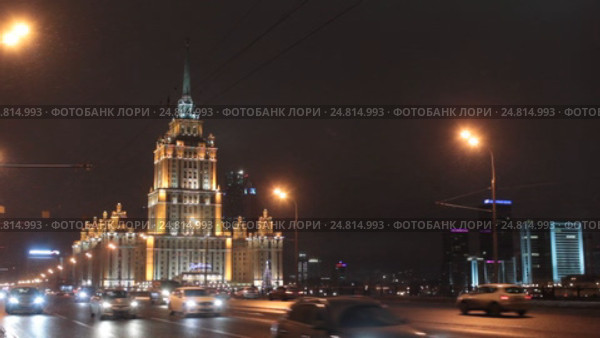 Москва автомобили едут на НовоАрбатском мосту ночью на фоне гостиницы Украины (2017 год). Редакционное видео, видеограф Дмитрий Неумоин / Фотобанк Лори