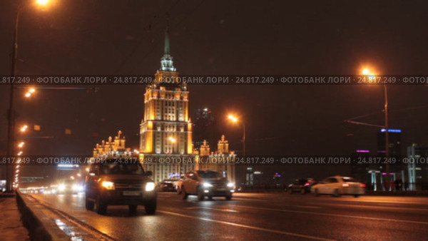 Москва автомобили едут на НовоАрбатском мосту ночью (2017 год). Редакционное видео, видеограф Дмитрий Неумоин / Фотобанк Лори
